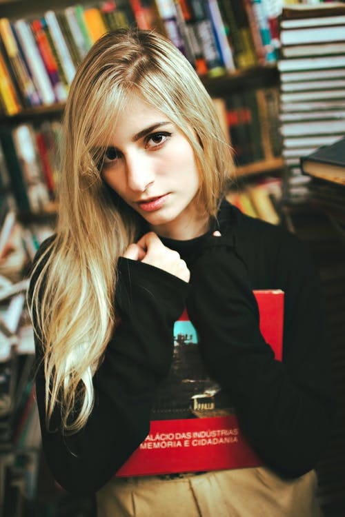 女人抱着一本书 · 免费素材图片