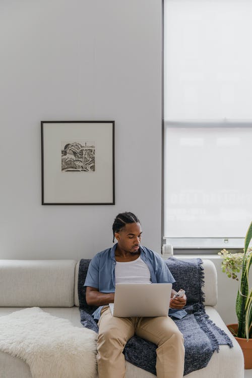 有关人, 休闲服装, 坐的免费素材图片