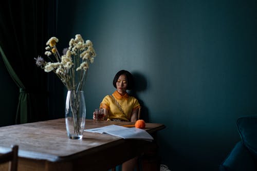 有关t恤, 坐, 女人的免费素材图片