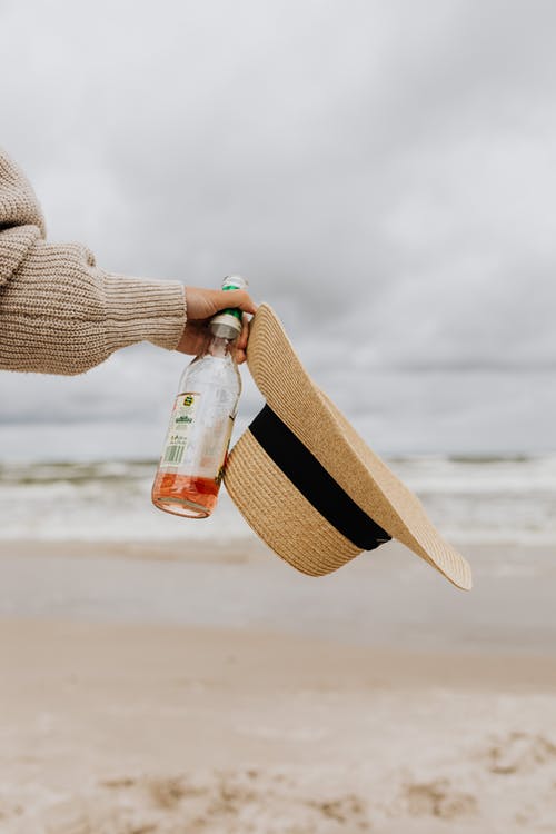 有关凉帽, 啤酒, 啤酒瓶的免费素材图片