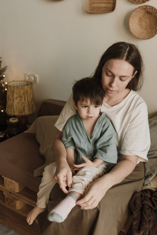 白船员的脖子t恤，坐在床上的女人 · 免费素材图片