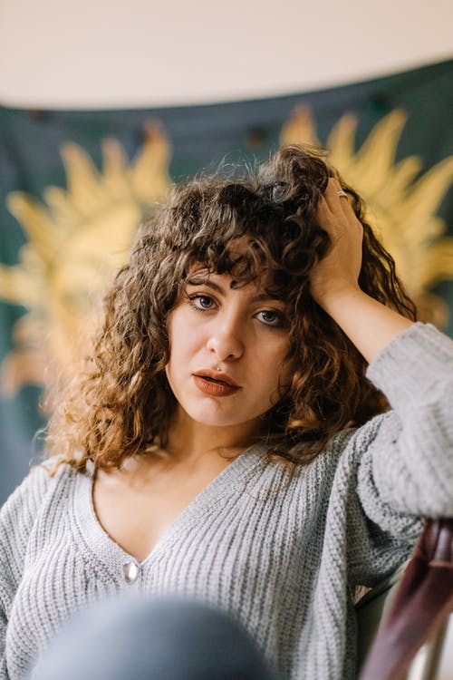 有关倚, 坐, 垂直拍摄的免费素材图片