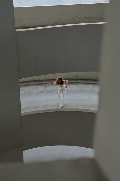 有关双臂伸出, 垂直拍摄, 女人的免费素材图片