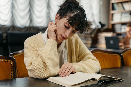 有关坐, 室內, 捲髮的免费素材图片