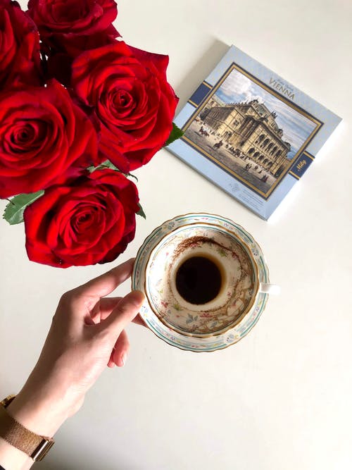 有关人, 垂直拍摄, 小碟子的免费素材图片