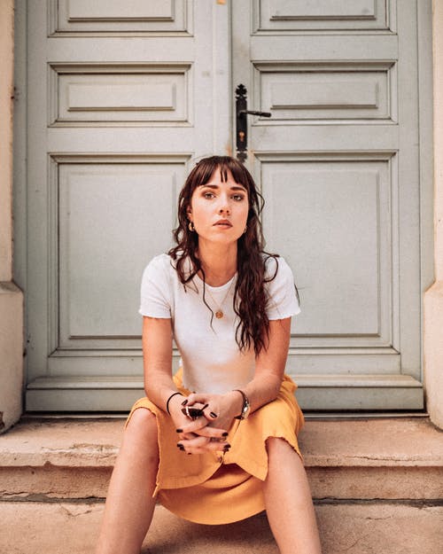 有关人, 入口, 咖啡色頭髮的女人的免费素材图片