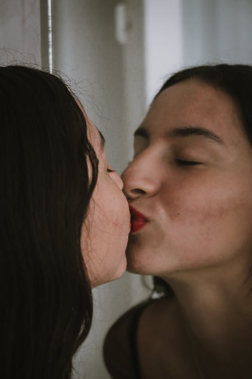 有关反射, 女人, 接吻的免费素材图片