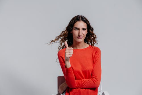 有关咖啡色頭髮的女人, 女人, 手勢的免费素材图片