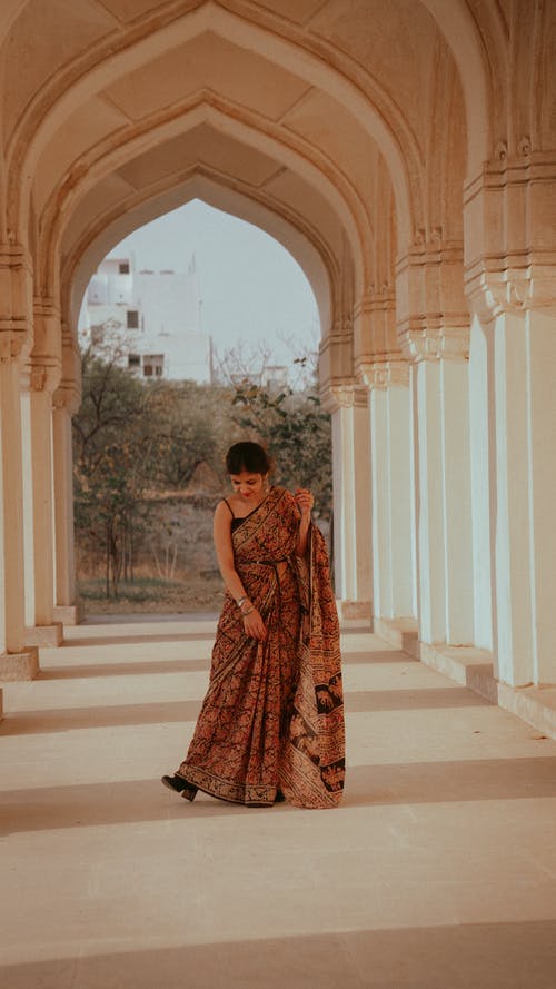 有关传统服装, 垂直拍摄, 女人的免费素材图片