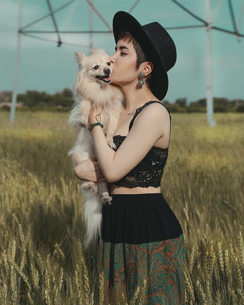 有关垂直拍摄, 女人, 寵物的免费素材图片