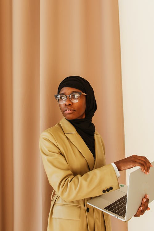 有关女人, 望着肩膀, 眼鏡的免费素材图片