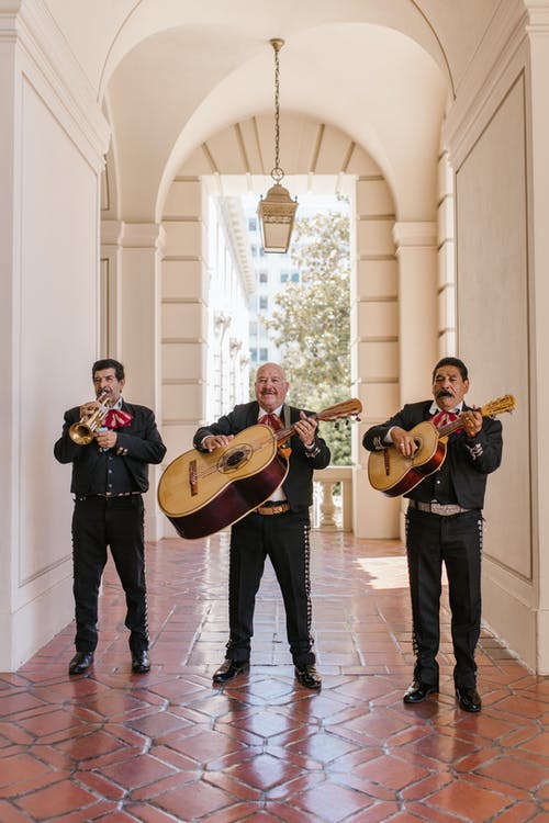 一群男人演奏乐器 · 免费素材图片