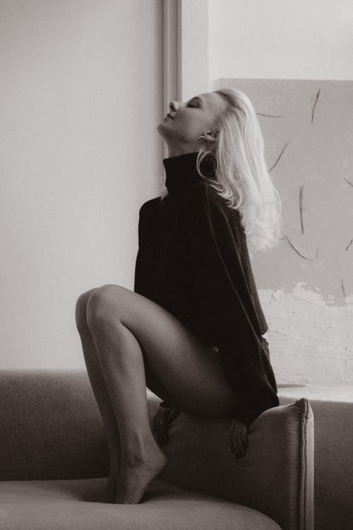 有关坐, 垂直拍摄, 室內的免费素材图片