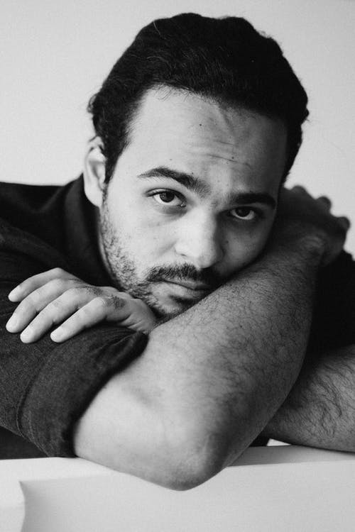 躺在黑色纺织上的黑色衬衫的男人 · 免费素材图片