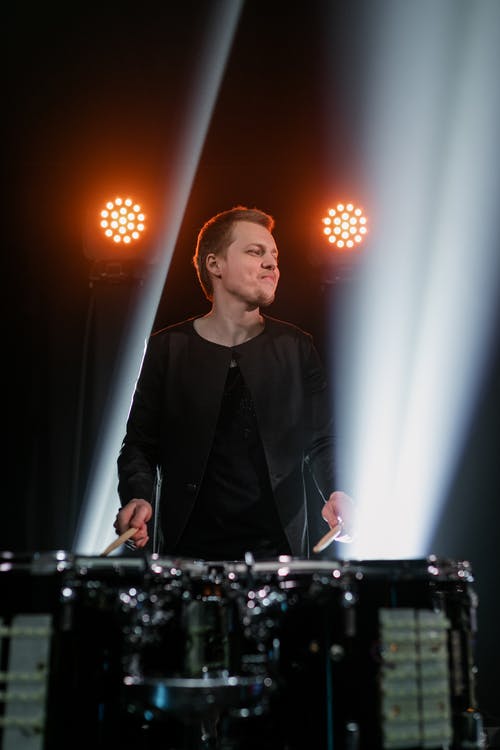 有关人, 垂直拍摄, 性能的免费素材图片