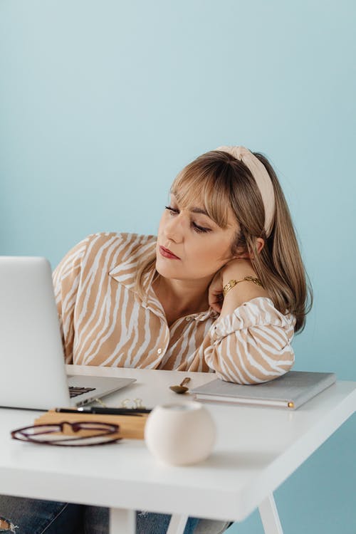 有关垂直拍摄, 女人, 室內的免费素材图片