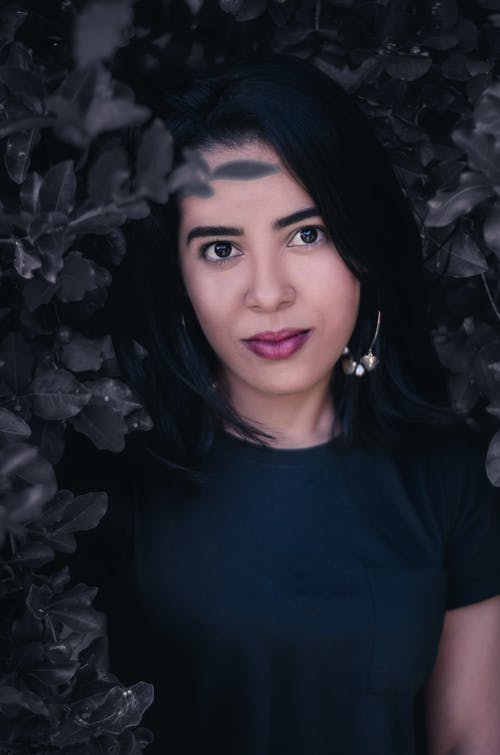 有关咖啡色頭髮的女人, 嚴肅, 垂直拍摄的免费素材图片