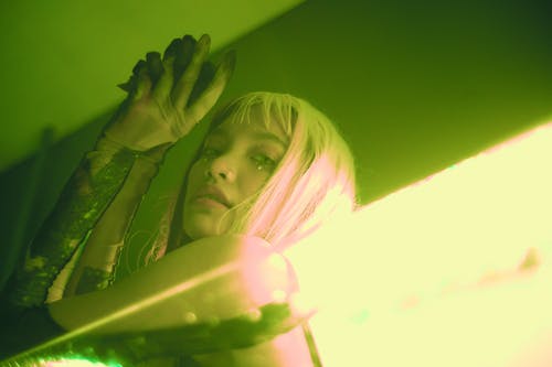 有关低角度拍攝, 女人, 年輕的免费素材图片