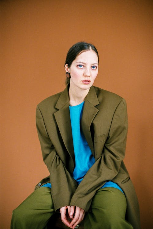 有关坐, 套裝, 女人的免费素材图片