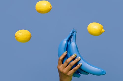 持有黄色柠檬果的人 · 免费素材图片