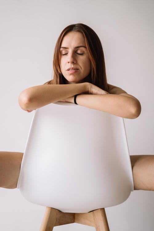 坐在白色椅子上的白色无袖连衣裙的女人 · 免费素材图片