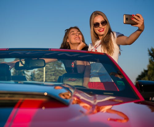 有关墨鏡, 女性, 微笑的免费素材图片