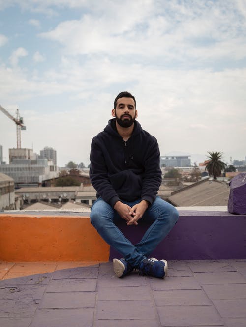 有关人, 坐, 屋頂的免费素材图片