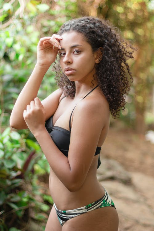 黑色胸罩站在棕色的沙滩上的女人 · 免费素材图片