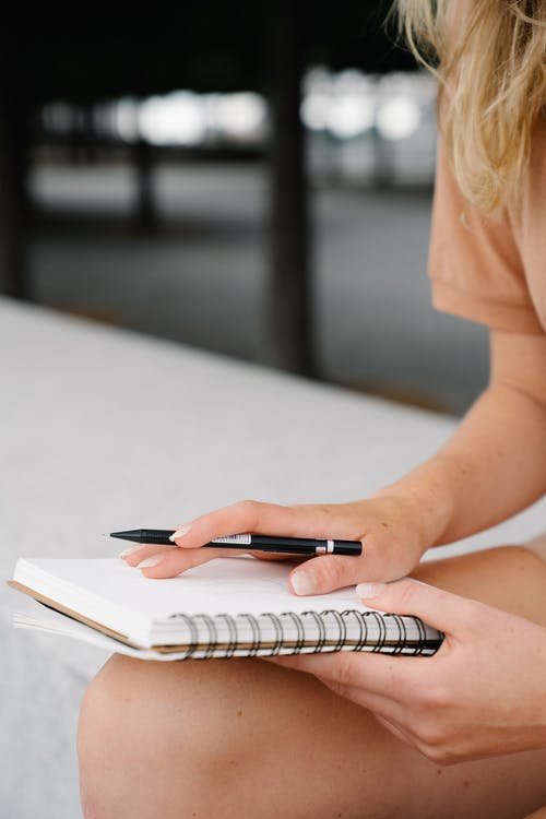 有关垂直拍摄, 女人, 手的免费素材图片