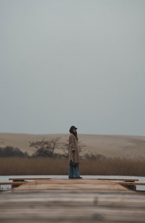 有关垂直拍摄, 大衣, 女人的免费素材图片