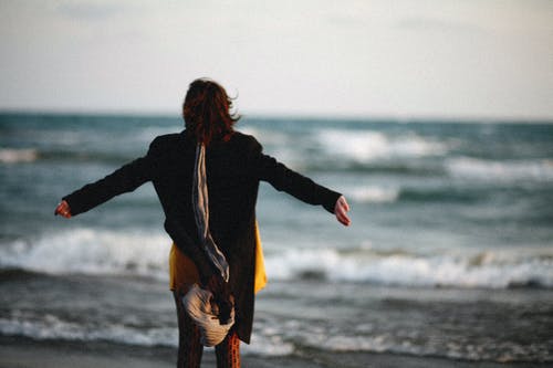 有关圍巾, 夾克, 張開雙臂的免费素材图片