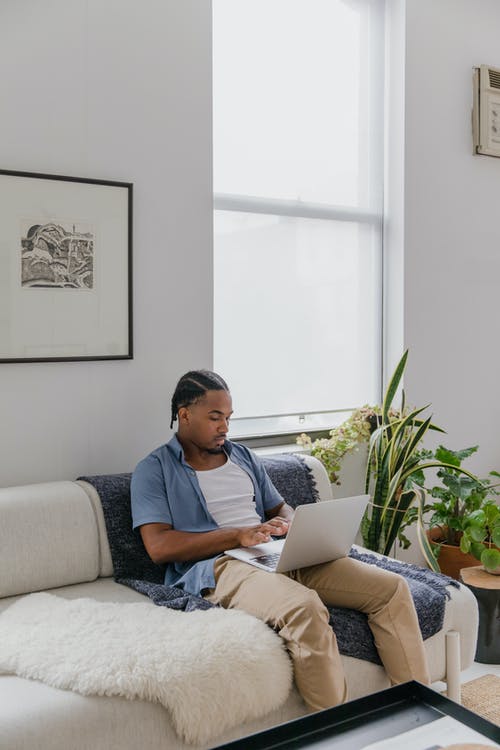 有关人, 休闲服装, 坐的免费素材图片