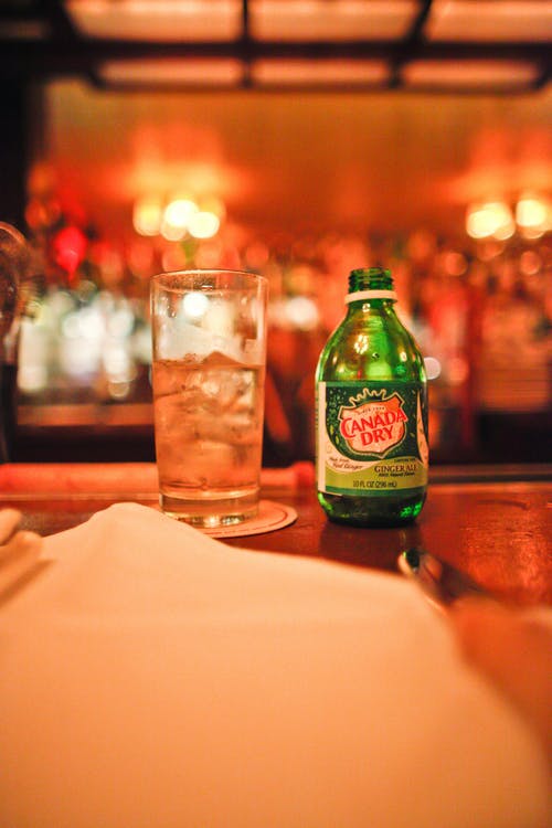 加拿大在水杯旁边的干燥瓶 · 免费素材图片