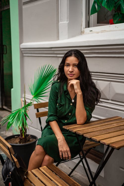 有关坐, 垂直拍摄, 女人的免费素材图片