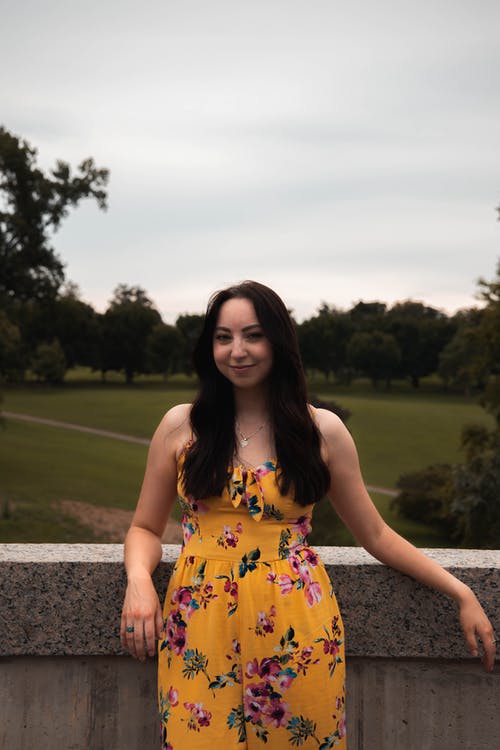 有关人, 咖啡色頭髮的女人, 垂直拍摄的免费素材图片