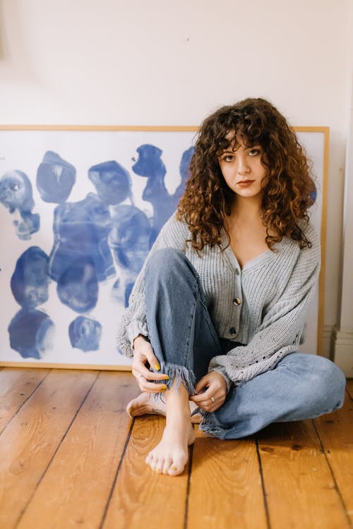 有关地板, 坐, 垂直拍摄的免费素材图片