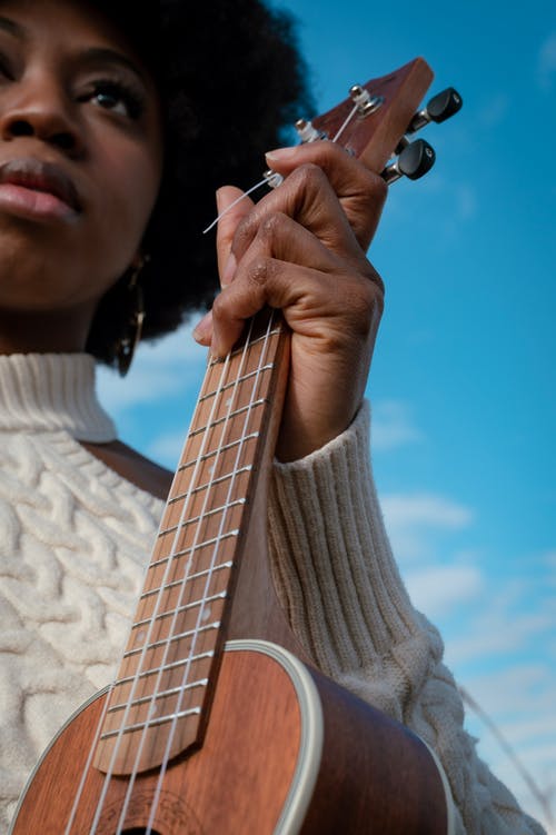 有关垂直拍摄, 女人, 弦樂器的免费素材图片