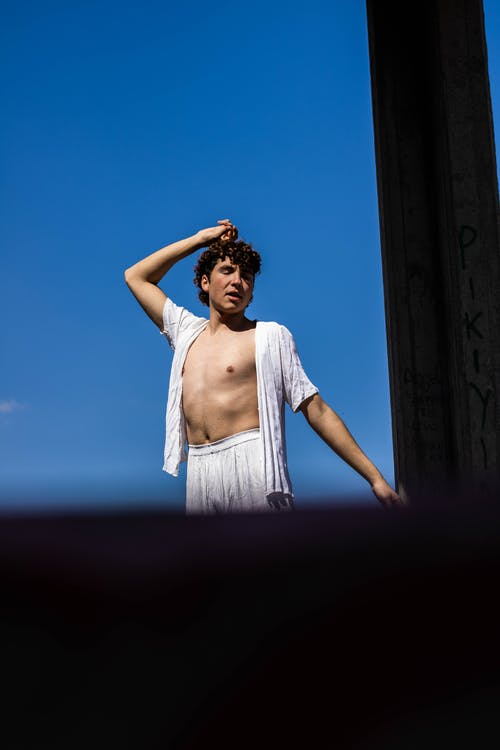 有关人, 低角度拍攝, 垂直拍摄的免费素材图片