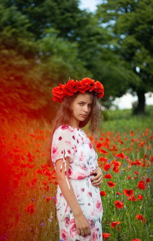 有关垂直拍摄, 女人, 碎花連衣裙的免费素材图片