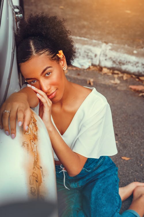 有关坐下, 垂直拍摄, 戶外的免费素材图片