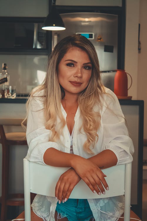 有关坐, 垂直拍摄, 女人的免费素材图片