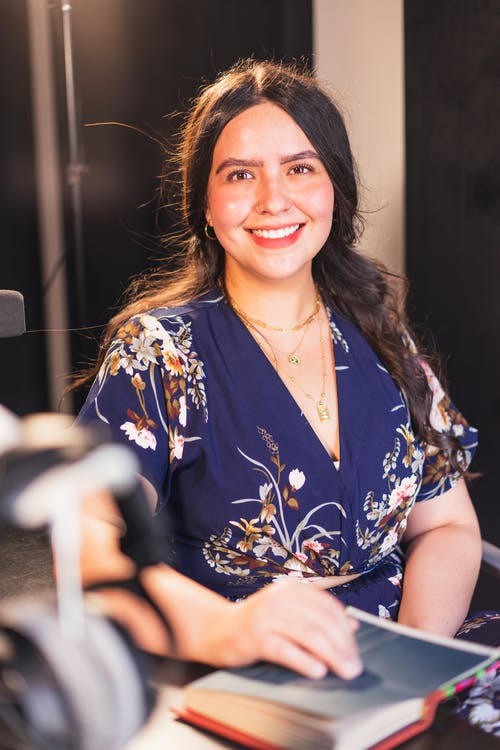 有关坐, 垂直拍摄, 女人的免费素材图片