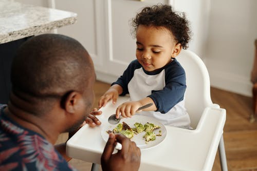 白色和蓝色的长袖衬衫，吃食物的男孩 · 免费素材图片