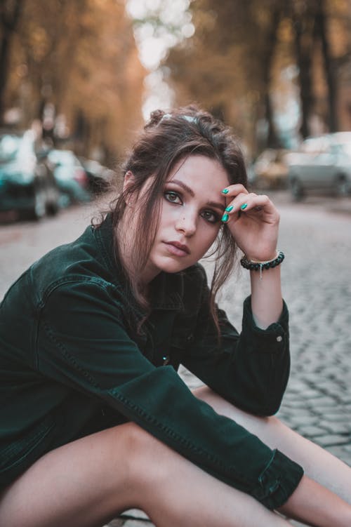 有关坐下, 垂直拍摄, 女人的免费素材图片