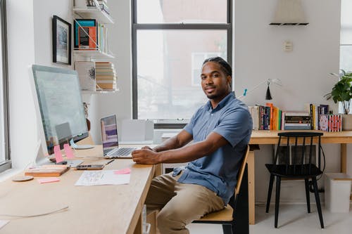 有关人, 坐, 工作的免费素材图片