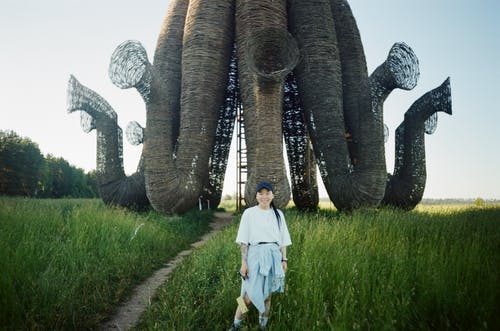 有关女人, 小徑, 帽子的免费素材图片