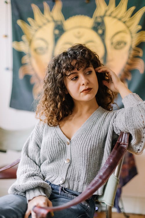 有关倚, 坐, 垂直拍摄的免费素材图片