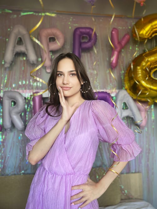 有关咖啡色頭髮的女人, 垂直拍摄, 年輕女子的免费素材图片