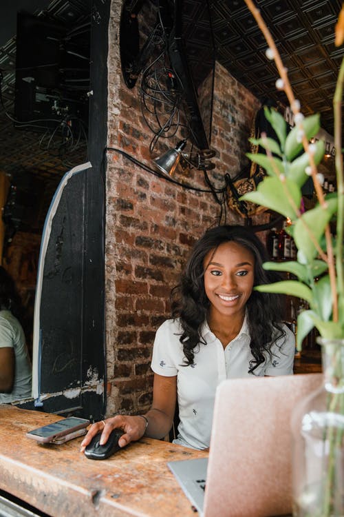 有关polo衫, 坐, 女人的免费素材图片