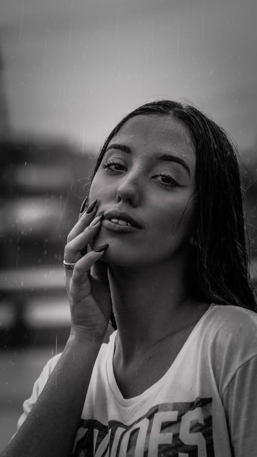 有关下雨, 垂直拍摄, 女人的免费素材图片